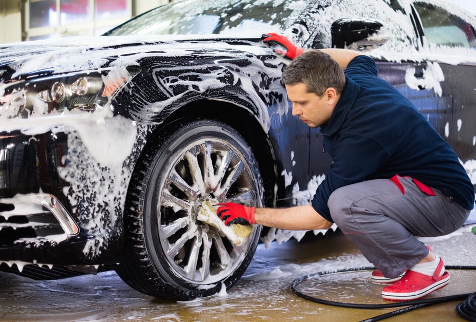 Qatar Restricts Outdoor Car Washing Activities Across Public and Private Parking Areas