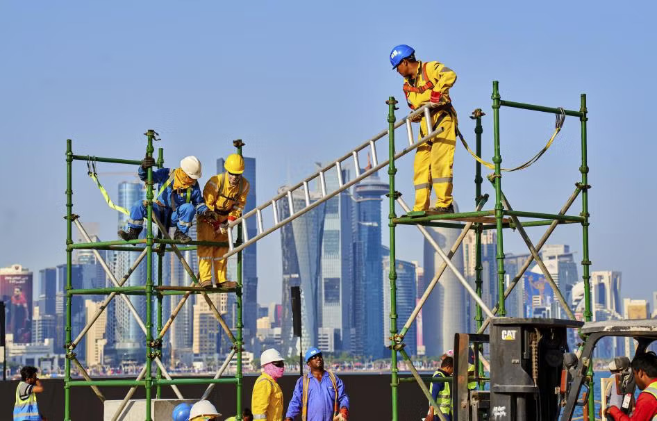 How to Report Heat Stress and Outdoor Work Ban Violations in Qatar
