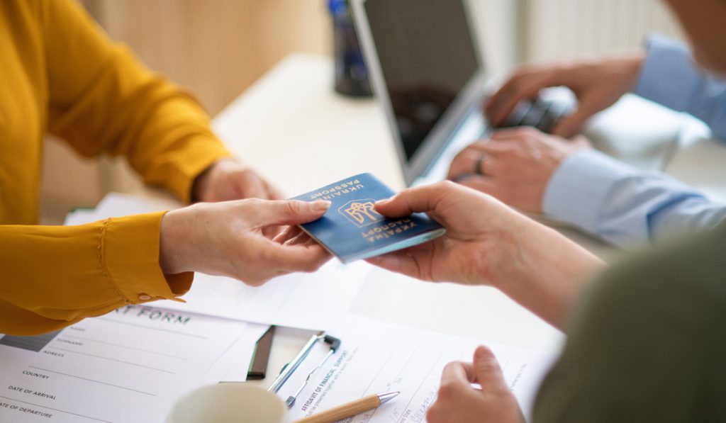 Qatar Warns Employers of QR25,000 Fine for Keeping Workers’ Passports